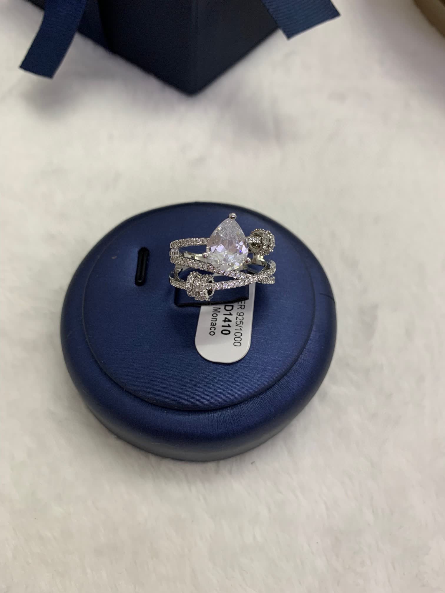 APM Monaco Elegant Pear-shaped Diamond Ring